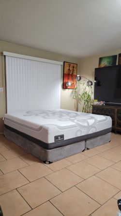 VERY NICE LIKE NEW KING SIZE SERTA SMART REACT MATTRESS AND BOXSPRINGS FOR SALE! IN EXCELLENT CONDITION, FREE DELIVERY