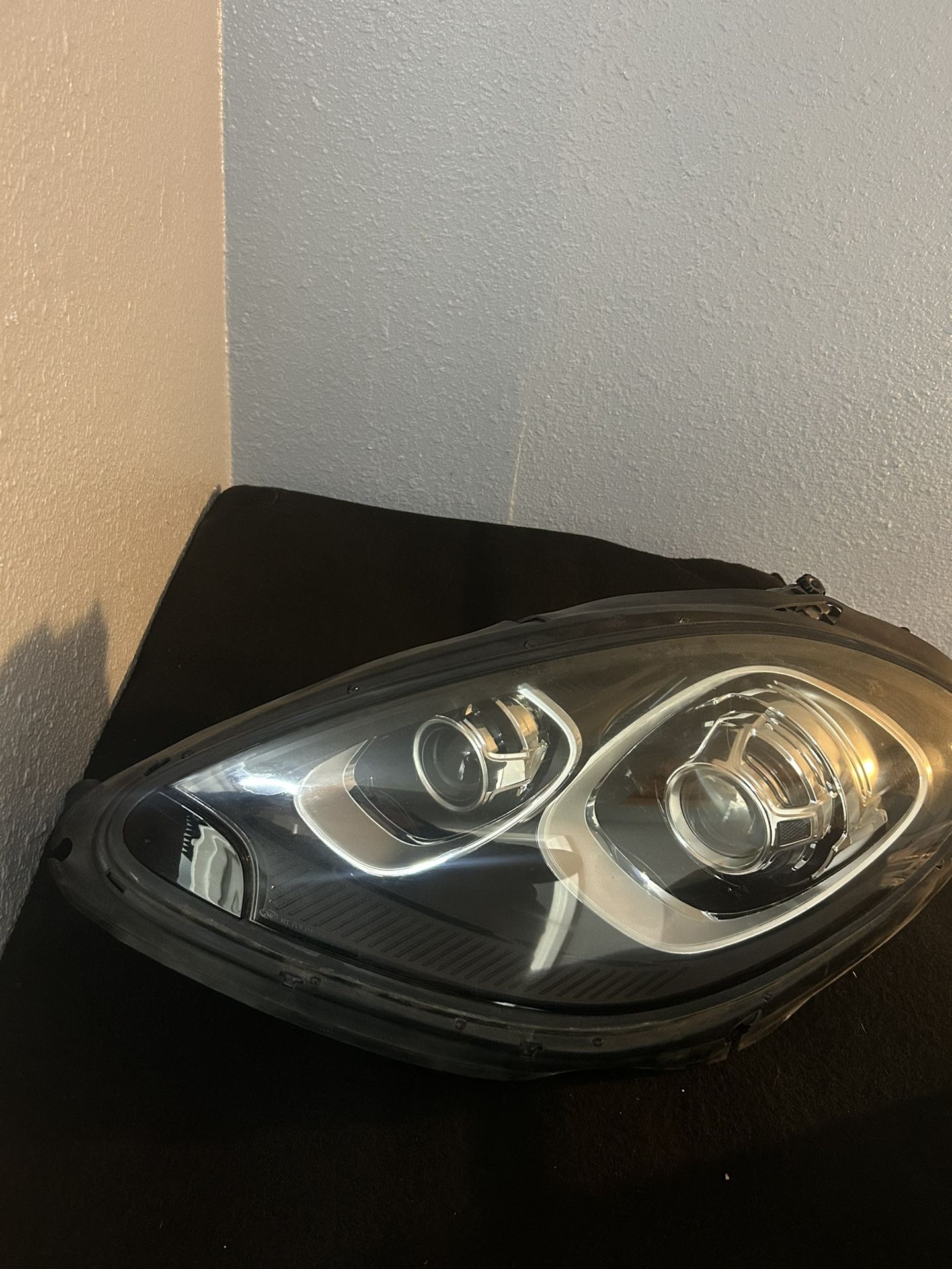 2018 Porsche macan driver side headlight
