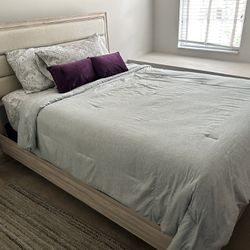 $500 OBO Queen Bedroom Set in great condition