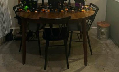 Table with 4 chairs
