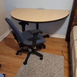 Desk W Rolling Chair 