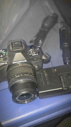 Olympus OM-D E-M10 Mirrorless Digital Camera with 14-42mm F3.5-5.6 Lens