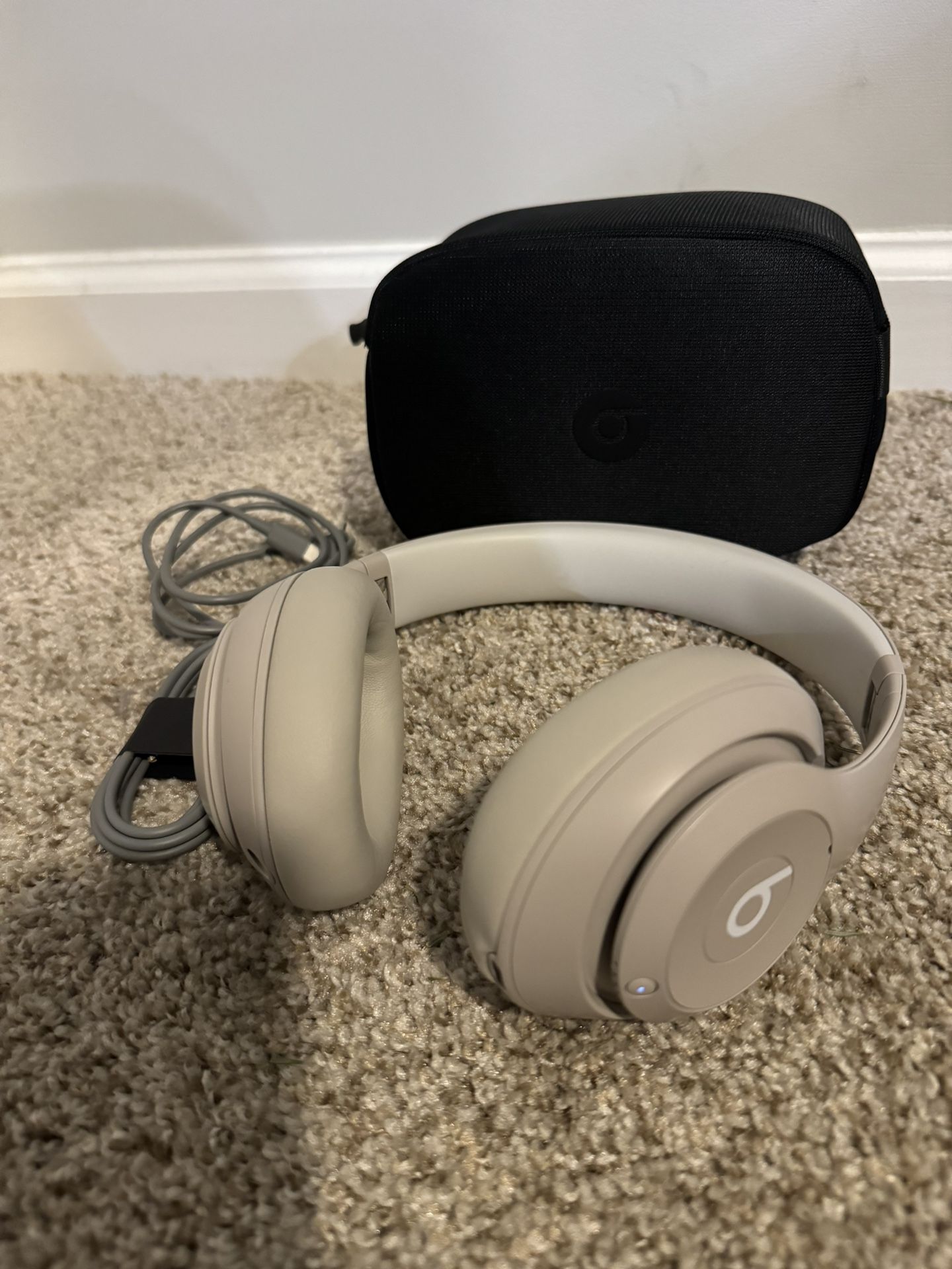 (like new)(negotiable) Beats Studio pro