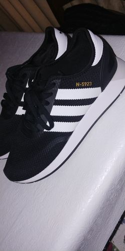 Mens Adidas sneakers size 10.5 black/white