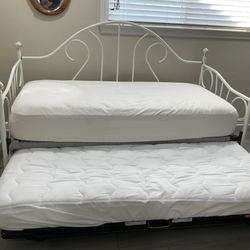 Trundle bed