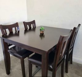 Dining Table & Chairs
