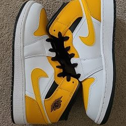 Air Jordan Retro 1 Mid Size 7 Youth/8.5wmns 