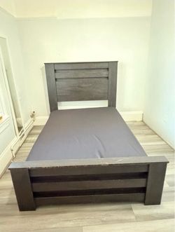 Full Size Bed، With a bed base and mattress