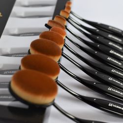 10 Pcs MAKEUP BRUSH SET. OVAL SHAPE.  SOFT .  PERFECT FOR BLENDING 