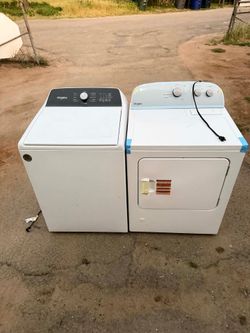 Whirlpool washer and gas dryer laundry set
