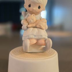 1981 Precious Moments Musical Figurine E-7184 - "The Purr-fect Grandma"