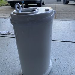 Ubbi stainless steel diaper pale with lock