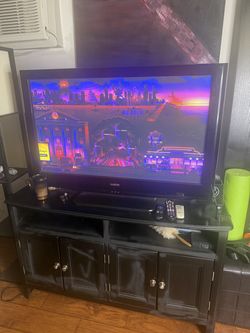 Used Sanyo TV  40"W × 26"L