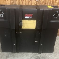 Gator Cases G-LCD-2632 LCD/Plasma Case, designed to transport and protect.  It is made from roto-molded LLDPE polyethylene and features molded end sup