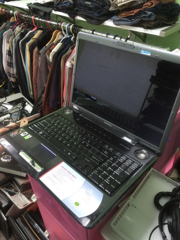 Toshiba satellite P305D 17" laptop. 250gb, 4gb, DVDrw, webcam, new battery and charger, Windows 10