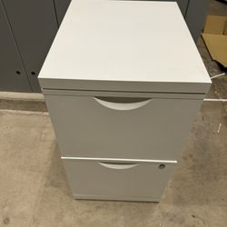 Metal File Cabinet. 20-16 H29