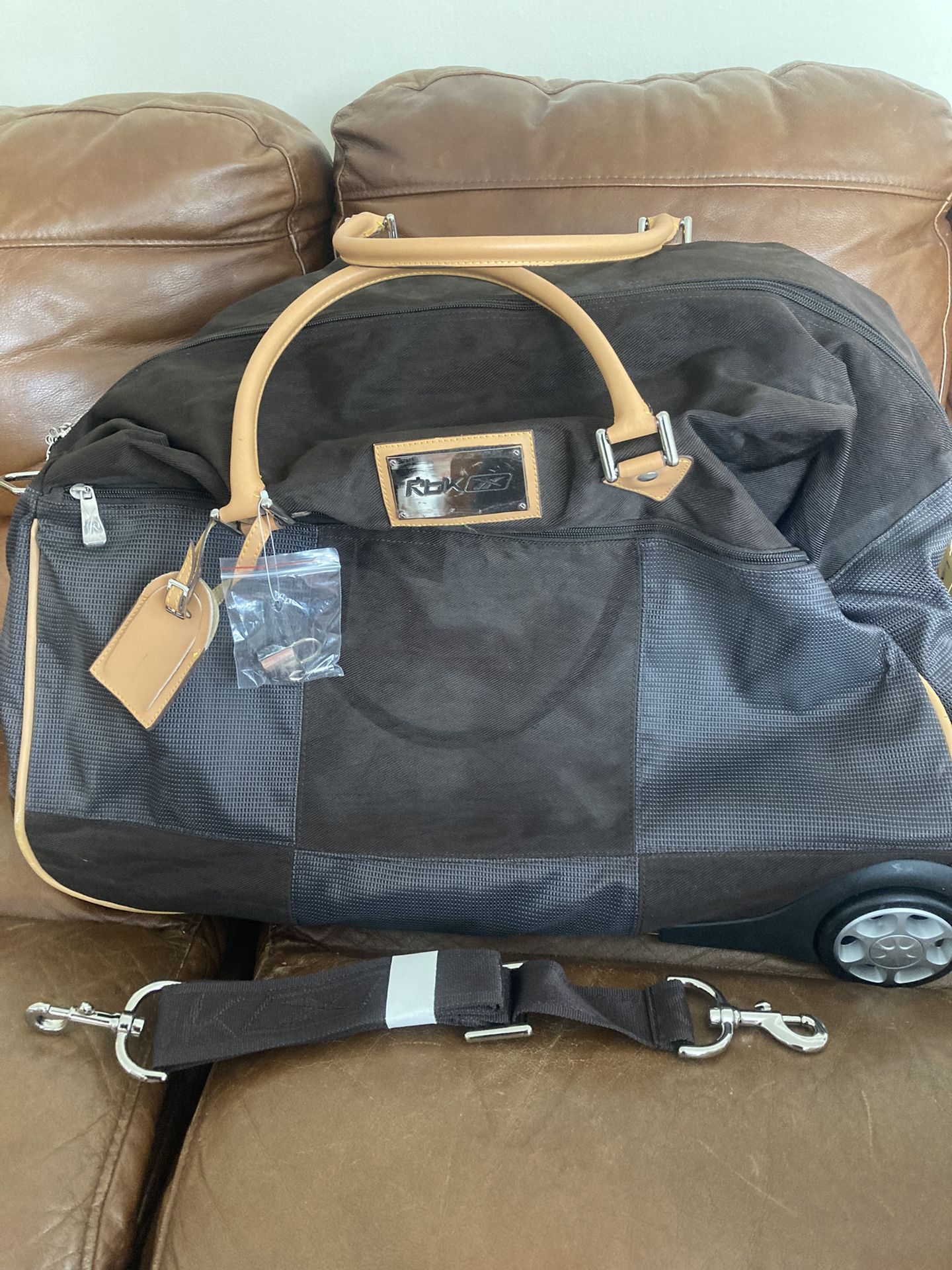 REEBOX Rolling Duffle Bag W/ Shoulder Strap