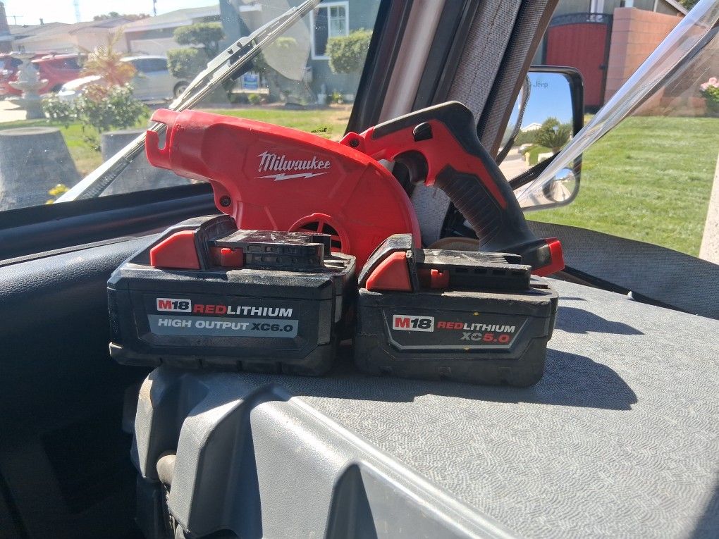 2 Milwaukee 18 Volt Batteries & Blower