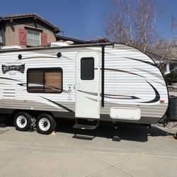 2016 WILDWOOD BY FOREST RIVER X-LITE SERIES (Solar)