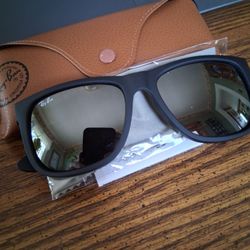 RAY BAN JUSTINS BLACK FRAME WITH SILVER MIRROR LENSES. 