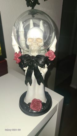 Skull in hand