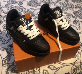 New Louis Vuitton Black & White Shoe Size 9.5 Men
