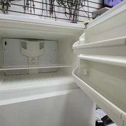 Frigidaire Top And Bottom Refrigerator 