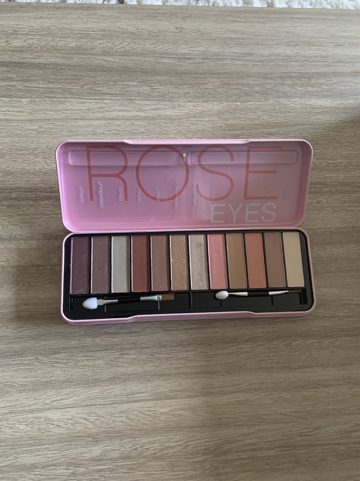 NWT Rose Eyes Palette in 12 Eyeshadows Total With 2 Brushes