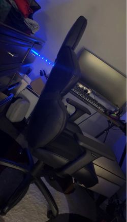 Selling my 380$ gaming chair ..maquin Gaming Chair and Adjustable Headboard (Black