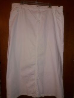 WHITE DENIM SKIRT w/PLEATS IN THE BACK