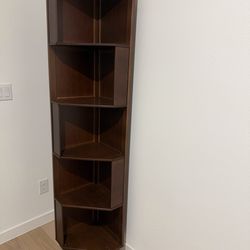 Corner book shelf
