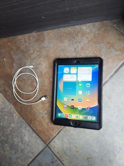 Ipad like new condition with charger 32gb storage with case