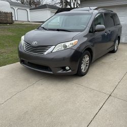 2011 Toyota Sienna XLE(clean Title)