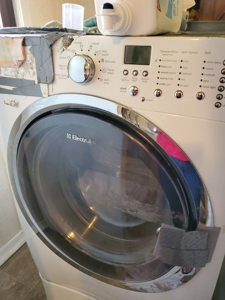 Electrolux Front Load Washer with Pedestal. Needs soap dispenser & door work. Highview pick up