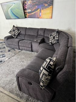 * Like new * living spaces Gray electric reclining sectional ( Free Delivery )