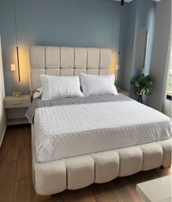 Upholstered Platform Bed Frame with Tufted Headboard