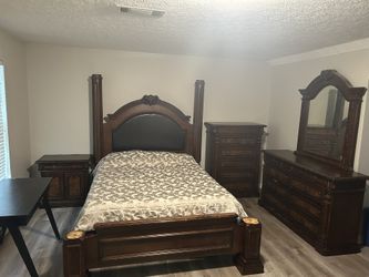 Selling All furniture For $300