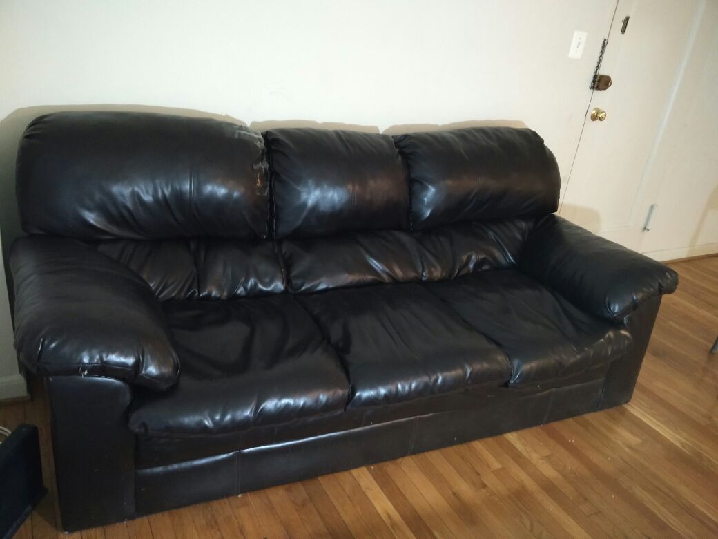 Simmons Harbortown sofa with coffee table