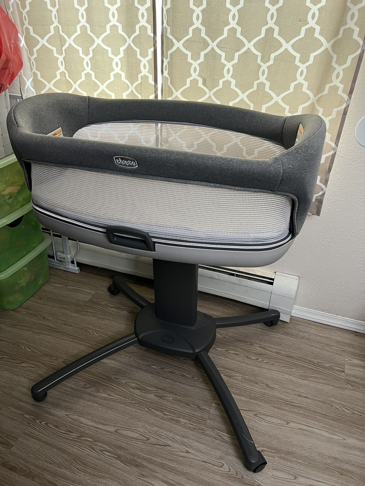 BABY BEDSIDE SLEEPER/BASSINET, Like New!!!