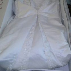 Bride's wedding dress white