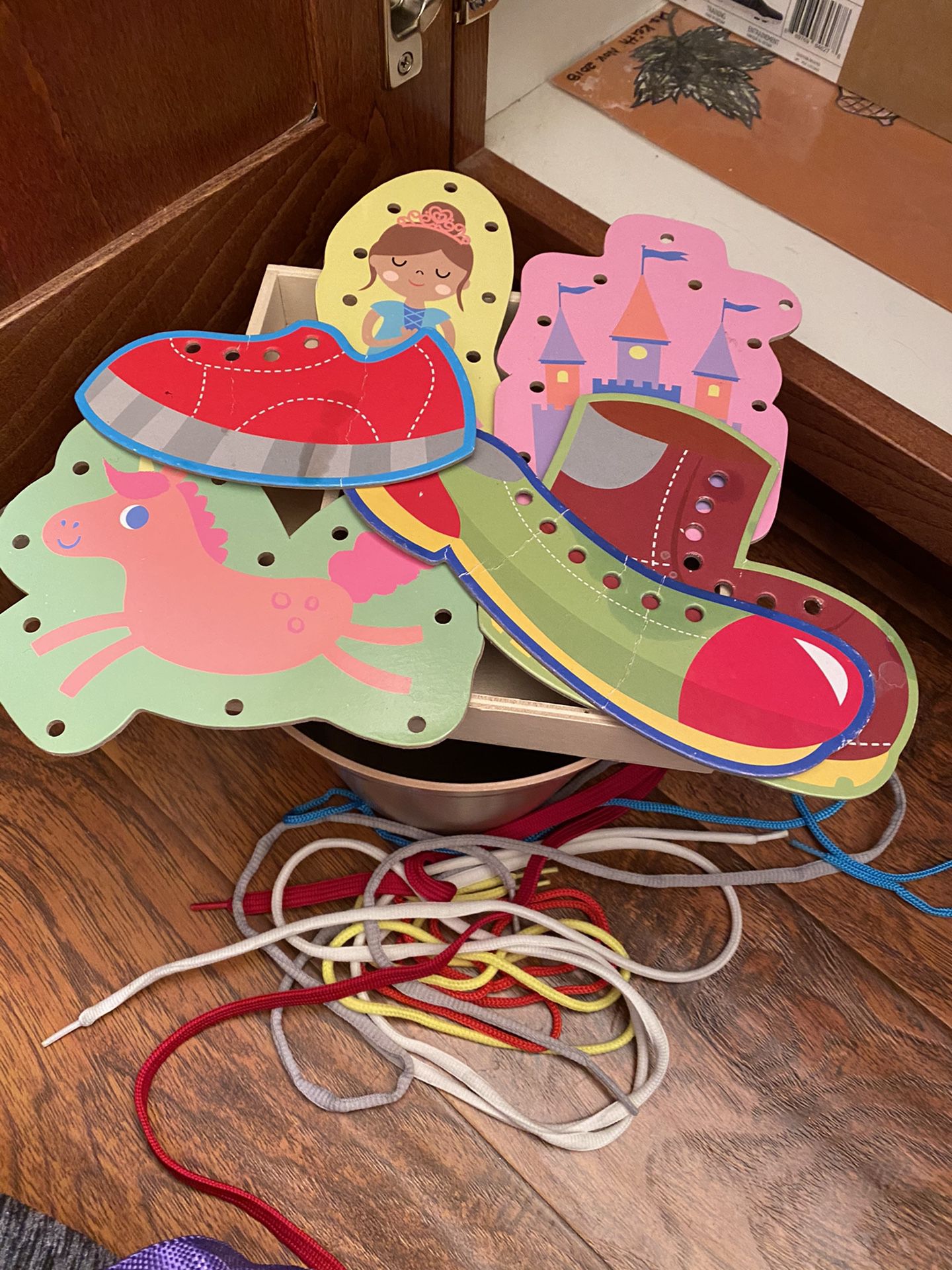 Loop and shoe laces kid game