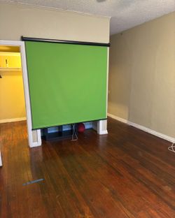 Green Screen (Pull Down 75x79)