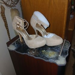 Dreamy Pairs Color is beige and velvet Size 7