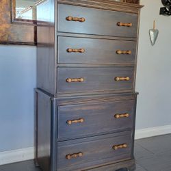 NICE SOLID WOOD GRAY TALL DRESSER 5 DRAWERS ( PRICE FIRM)