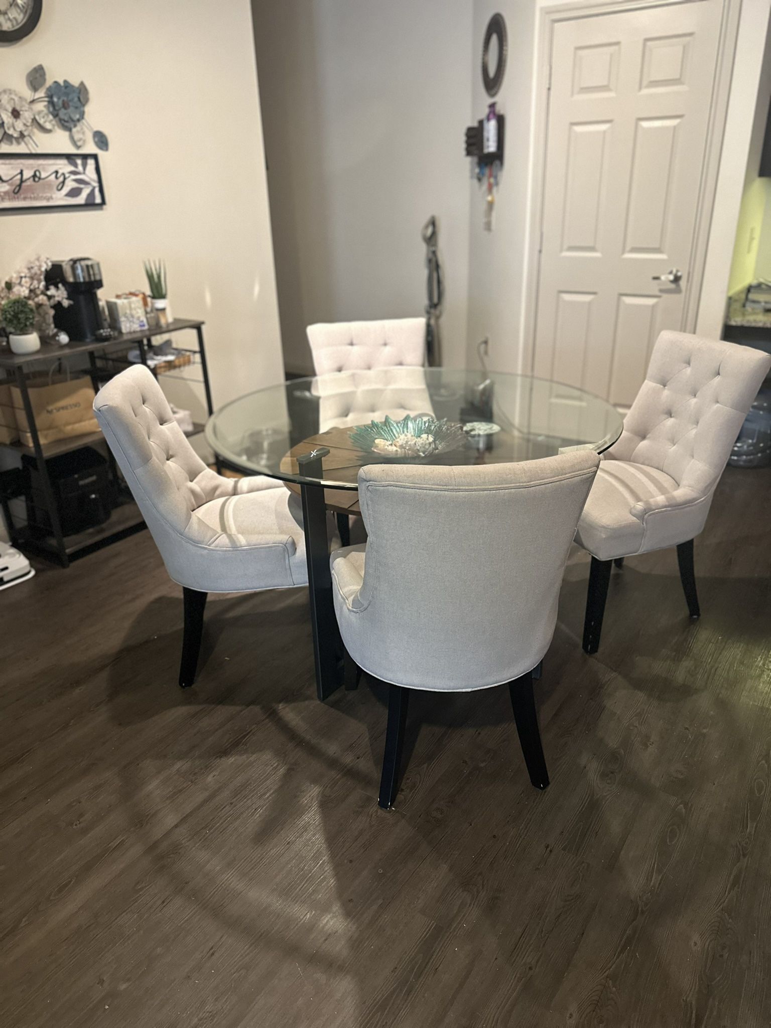 Beautiful Round Table With 4 Chairs