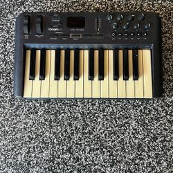 M-Audio Oxygen25- 2 8va MIDI Controller