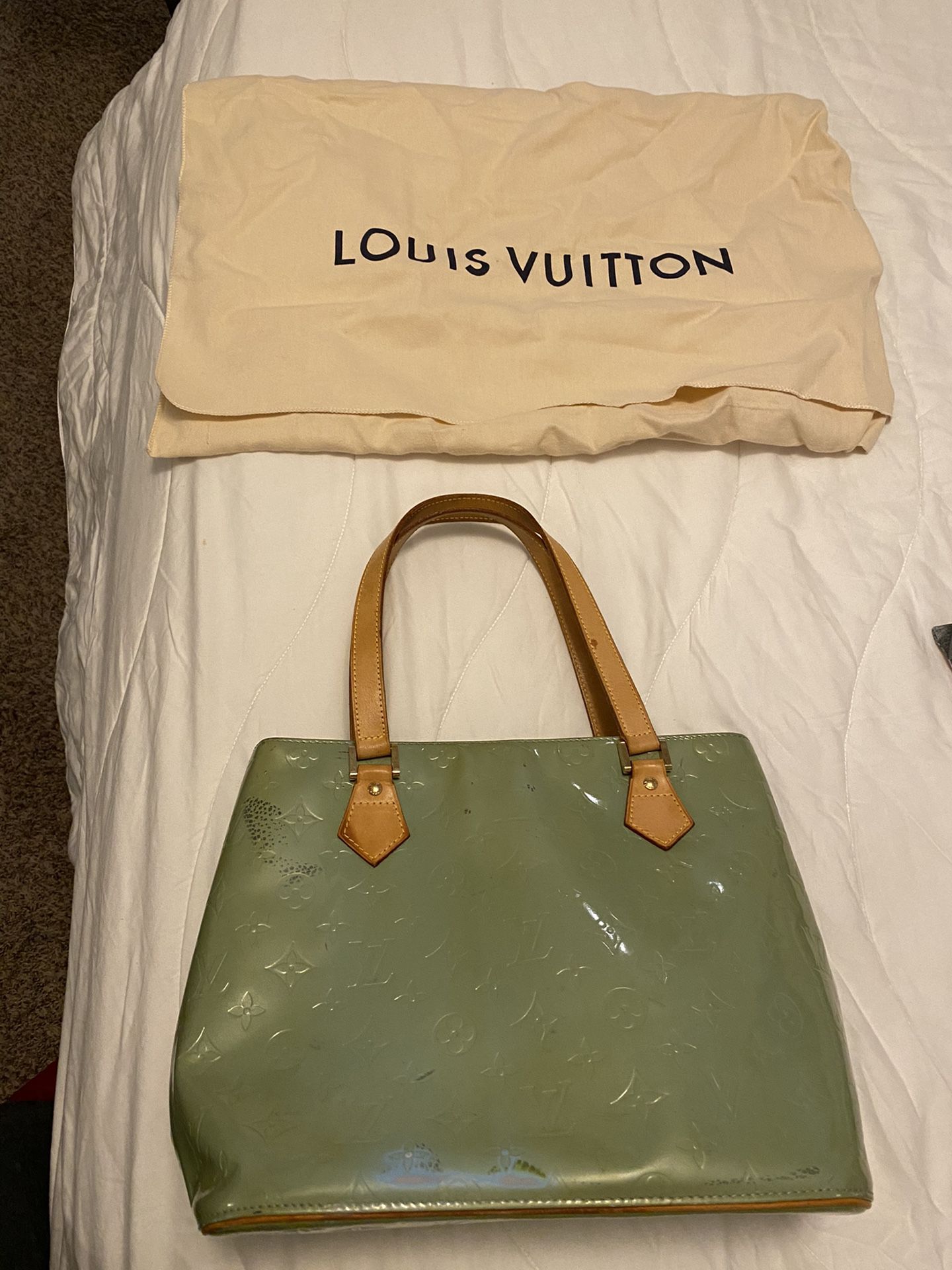 Louis Vuitton purse w/ dust bag