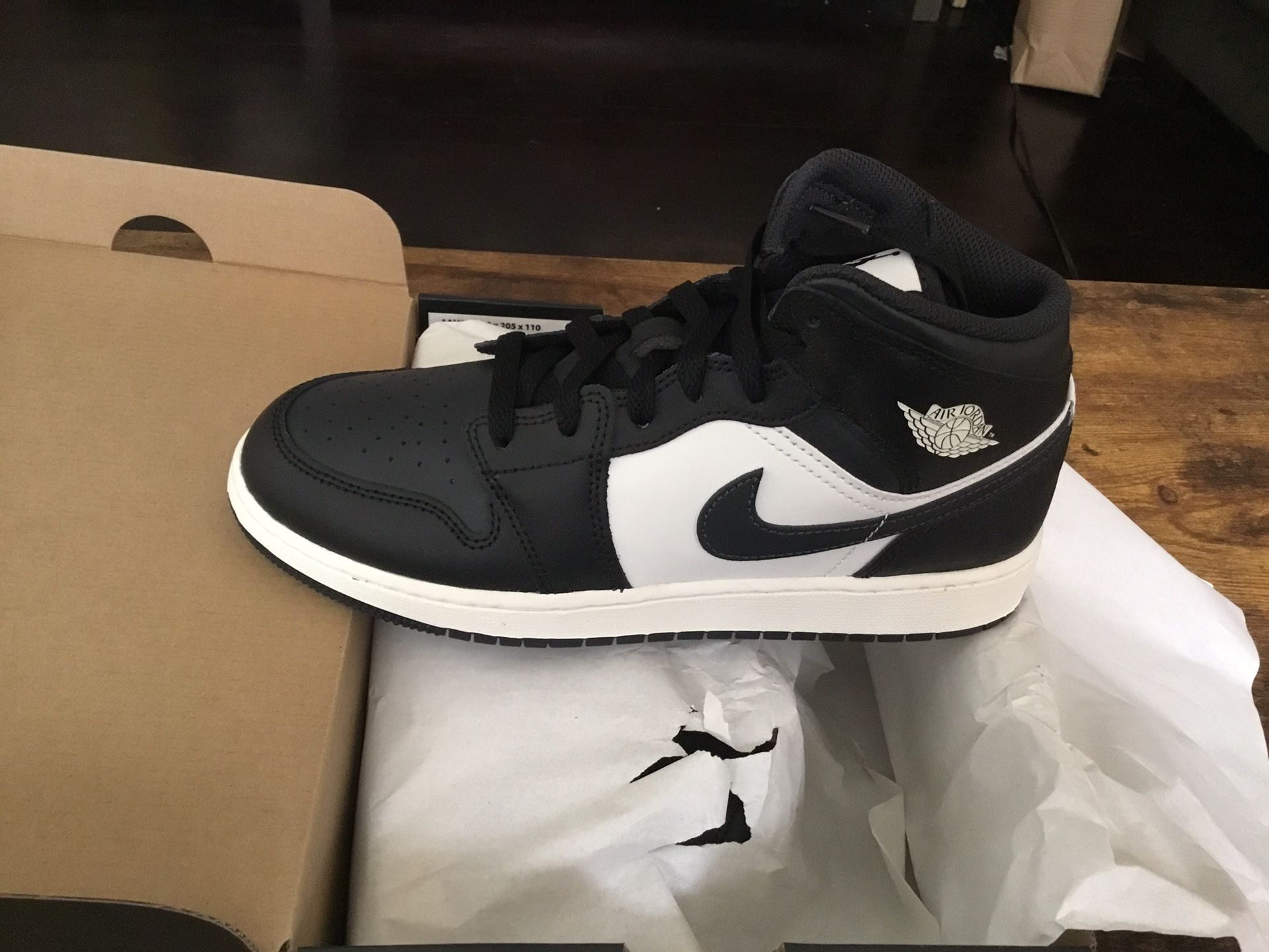New Kid’s Air Jordan 1 Mid size 7Y/8.5W