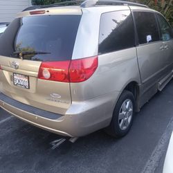 Toyota Sienna Wheelchair Van Runs Front Frame Bent No Bumper Grill Expired Tags Air Bag Deployed
