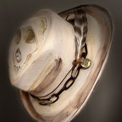 ☠️Chains and Skull 💀⛓️‍💥Cowboy hat bone color size 7” - 7 1/8”